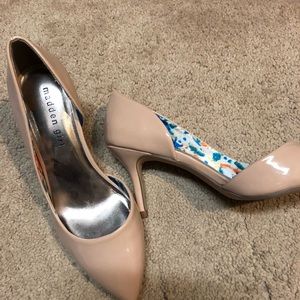 Nude pumps